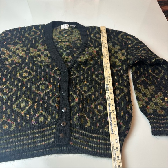 Vintage 90’sIVY Green Cardigan Sweater with V-neck and Geometric Pattern - Picture 3 of 6